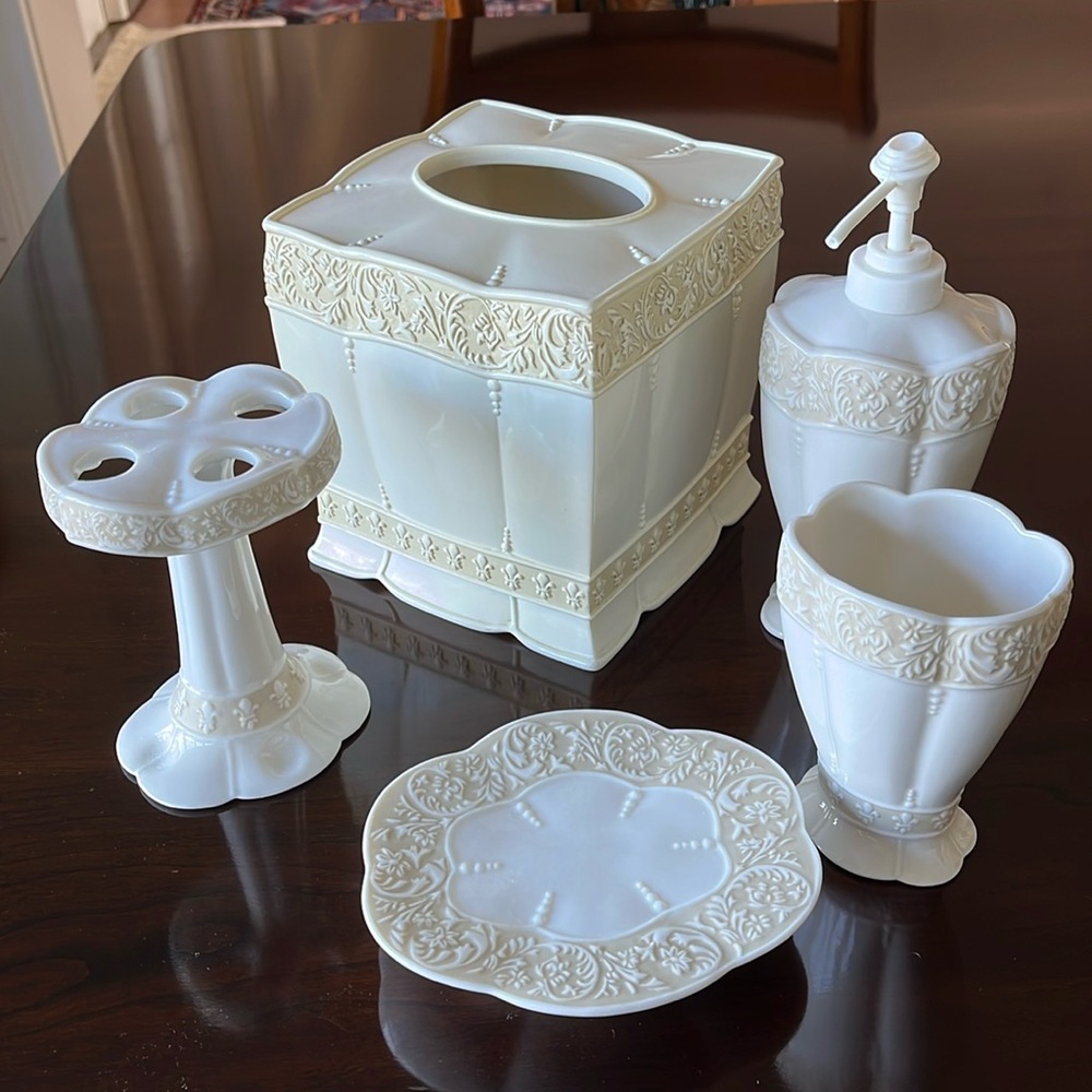 Bathroom vanity set